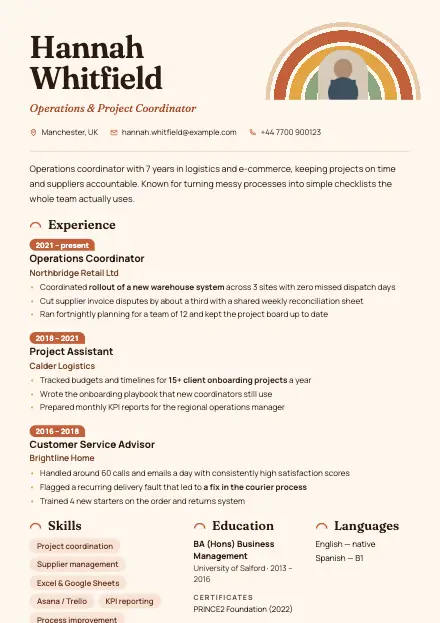 Vista previa de la plantilla de CV Arc con un CV de ejemplo